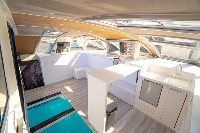3 hrs. Whale Watching and Relaxing Chill Out Catamaran with glass floor - A short trip with a focused mission from Puerto Colón