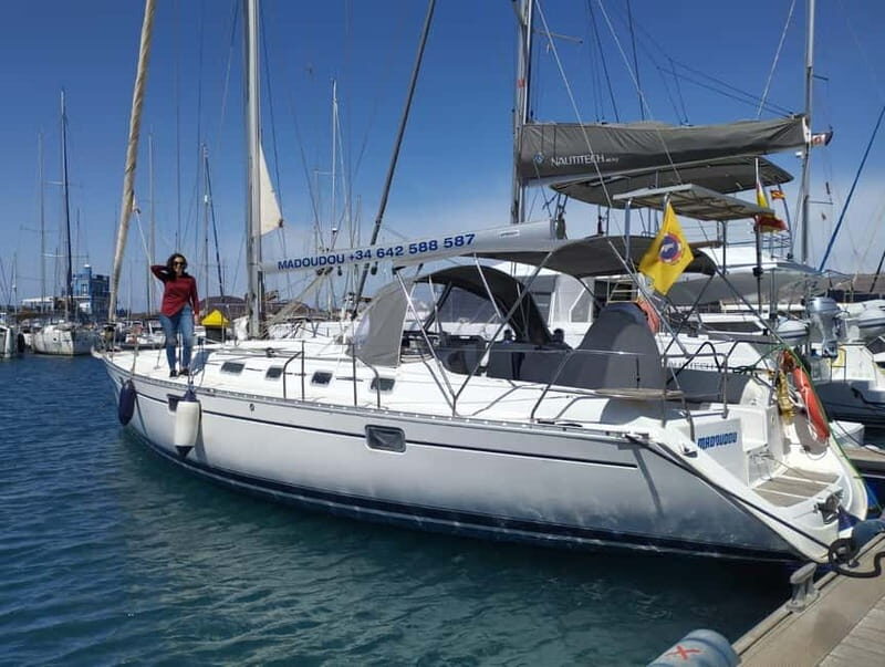 3h Whale Watching Private tour Beneteau Oceanis 440 - Sailing out of Puerto Colón: what that 45-minute run really gives you