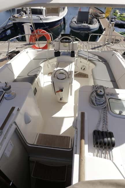 3h Whale Watching Share Tour Beneteau Oceanis 440 - Language and Onboard Atmosphere: Spanish, English, Italian