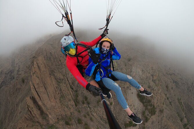 Acrobatic Paragliding Flight with Spanish Champion in Tenerife - Your 20–25 minute acrobatic flight: what to look for mid-air