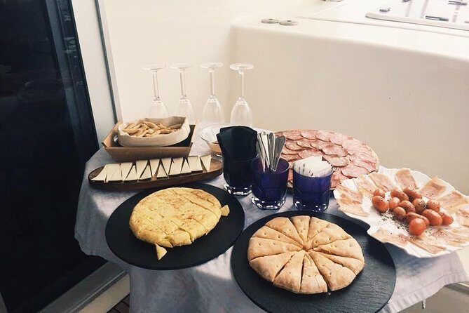 CATAMARAN OCEAN CRUISE TOUR, Food & Drinks included! - Food and drinks included: tapas, fruit, and real drink service
