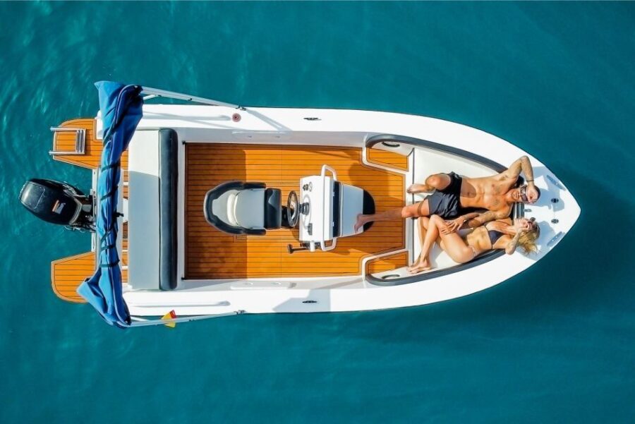 Flow into the ocean without license and discover Adeje - Captain for the day without a license: what you’re really doing