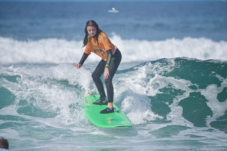 Playa de las Américas: Private or Small-Group Surf Lesson - Check-in at Kontraola: easy start, tide-timed schedule