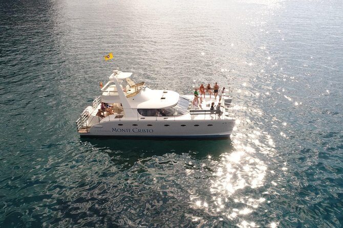 Private Catamaran Charter with Transfer, Buffet and Snorkeling - A private Monte Cristo catamaran is the point of this trip
