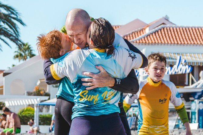 Private Family Surf Lesson - How the instructors teach: from flippers to riding next to them