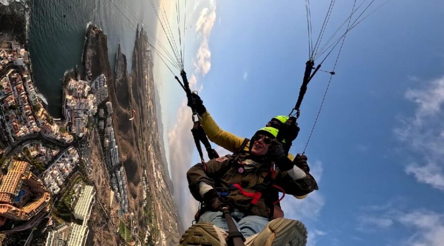 Santa Cruz de Tenerife: Acrobatic Paragliding Flight - Language options: how communication affects comfort mid-flight