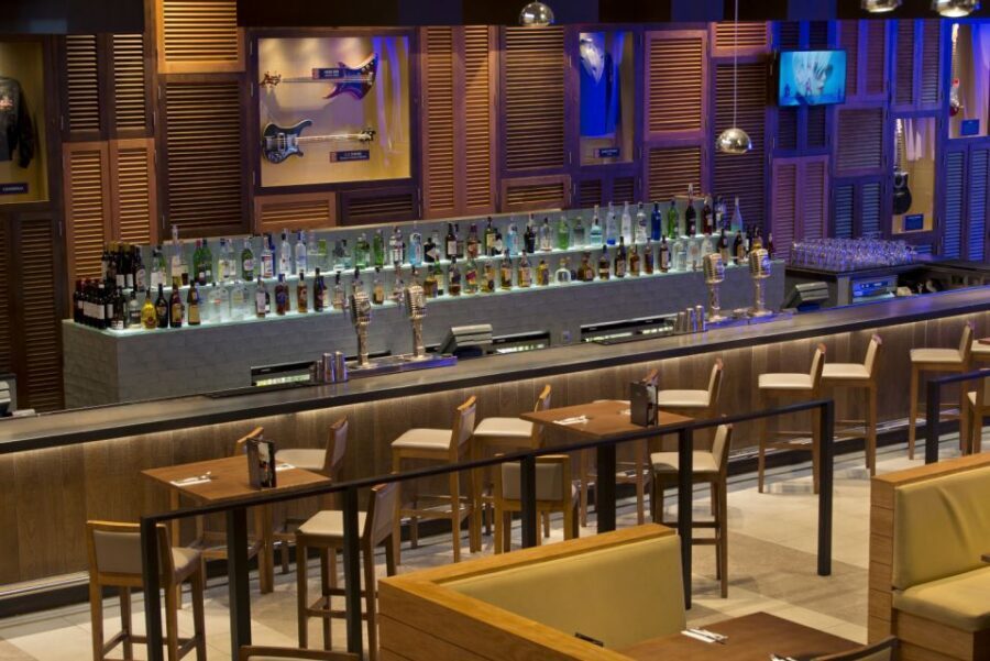 Tenerife: Hard Rock Cafe Set Menu Lunch or Dinner & Drink - Who should book Hard Rock Cafe Tenerife (and who might not)
