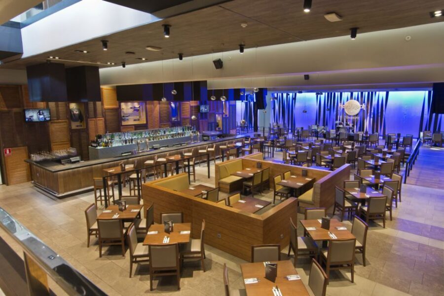 Tenerife: Hard Rock Cafe Set Menu Lunch or Dinner & Drink - What the meal feels like: staff energy and the little “show” factor