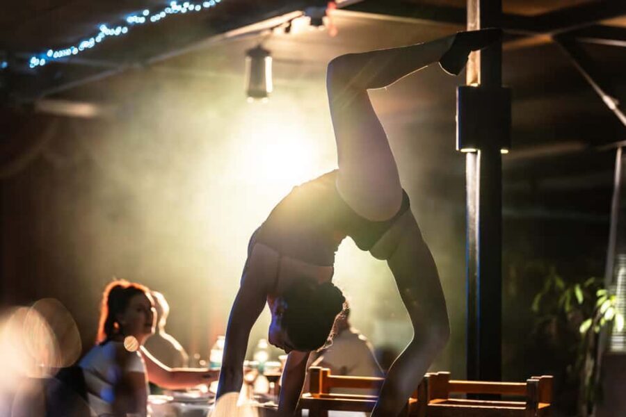 Tenerife : Musical show "the wild south" with dinner and transfer - Dinner that sets the story, then the saloon takes over