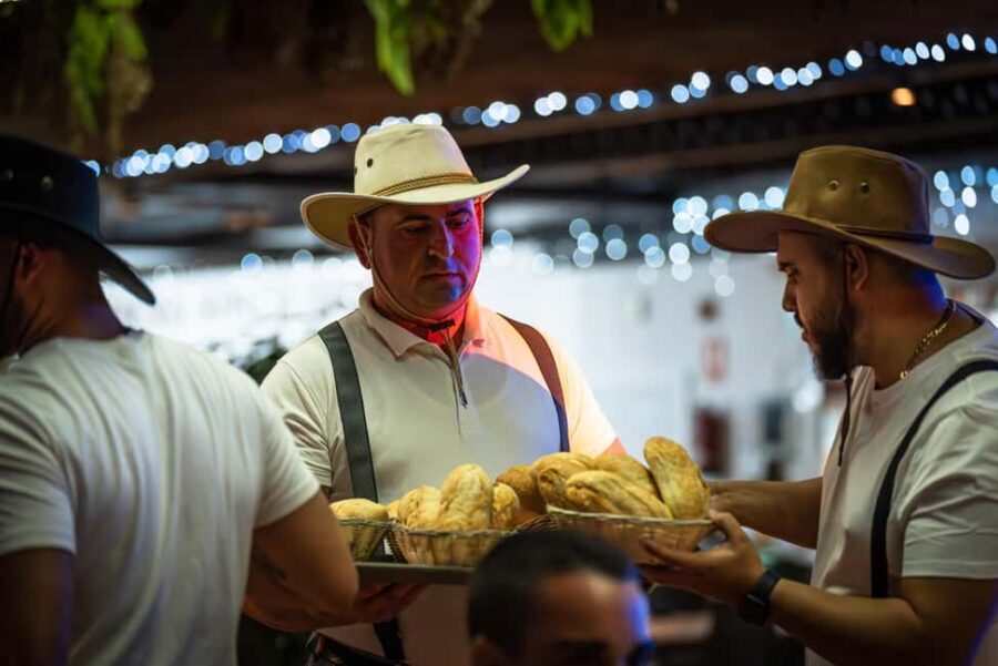 Tenerife : Musical show "the wild south" with dinner and transfer - Acrobatics, dancing, and audience involvement