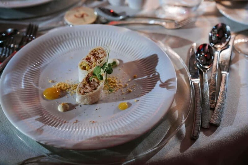 Tenerife: Scandal Dinner Show Entry Ticket and 5-Course Meal - The 5-course dinner at Las Olas: regular vs vegetarian, plus a few real-world cautions